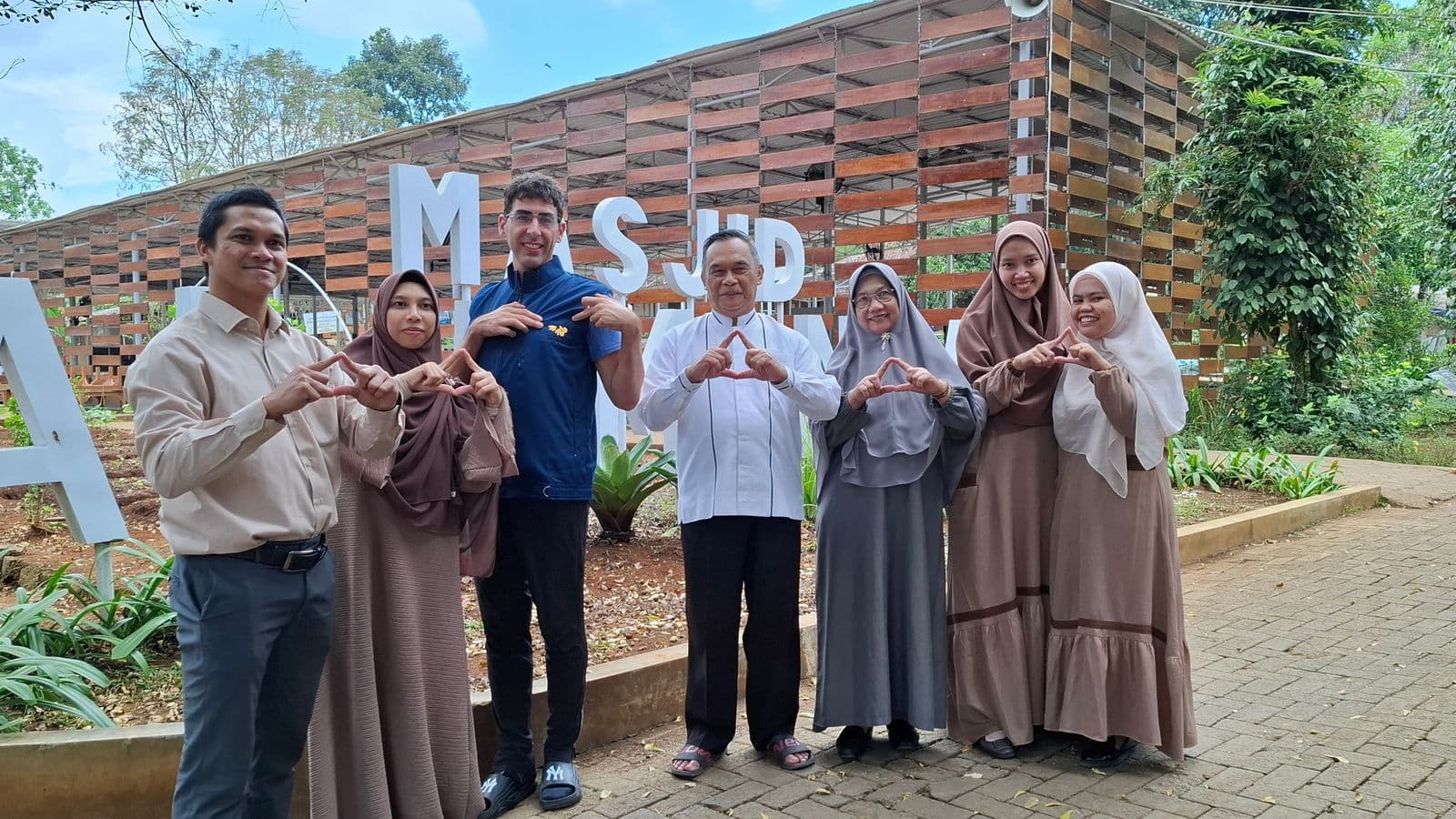 Belajar Lima Bahasa Langsung dari Tamu Internasional
